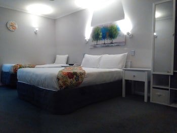 Colonial Lodge Motel