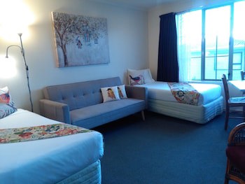 Colonial Lodge Motel
