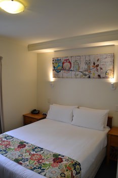 Colonial Lodge Motel