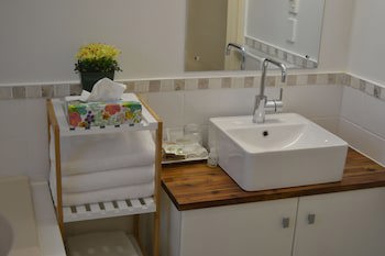 Colonial Lodge Motel