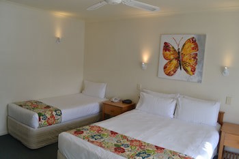 Colonial Lodge Motel