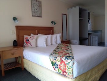 Colonial Lodge Motel