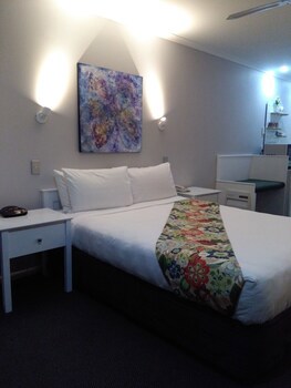 Colonial Lodge Motel