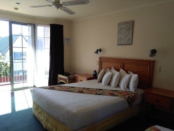 Colonial Lodge Motel