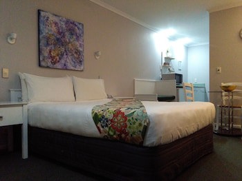 Colonial Lodge Motel