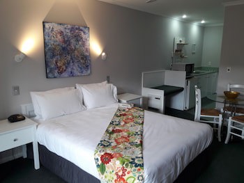 Colonial Lodge Motel