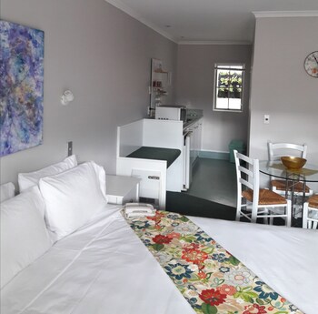 Colonial Lodge Motel