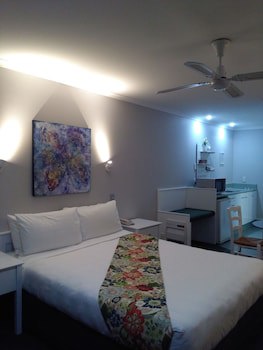 Colonial Lodge Motel