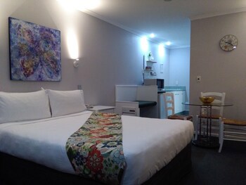 Colonial Lodge Motel