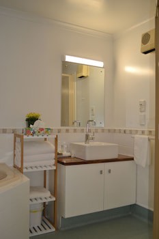 Colonial Lodge Motel