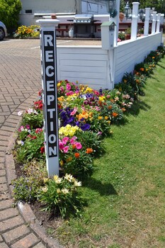 Colonial Lodge Motel