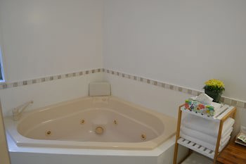 Colonial Lodge Motel