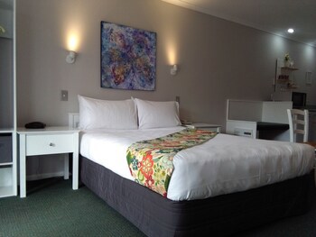Colonial Lodge Motel