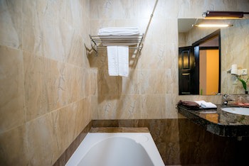 Almond Hotel Sothearos