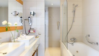 Alexander Beach Hotel & Spa