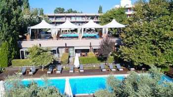 Alexander Beach Hotel & Spa