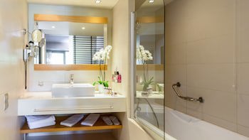 Alexander Beach Hotel & Spa