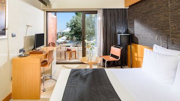 Alexander Beach Hotel & Spa