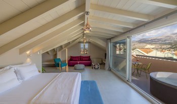 Ionian Plaza Hotel
