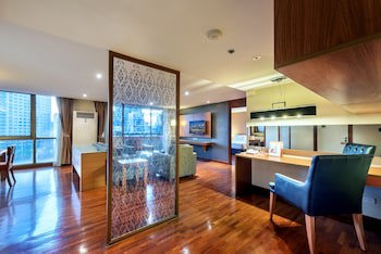 Bandara Silom Suites