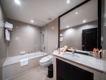 Bandara Silom Suites