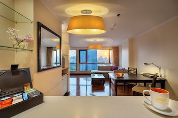 Bandara Silom Suites