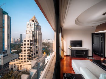 Bandara Silom Suites