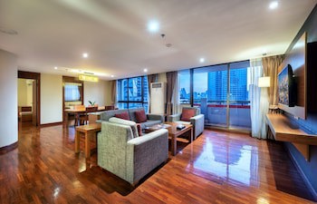 Bandara Silom Suites