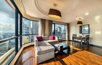 Bandara Silom Suites