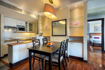 Bandara Silom Suites