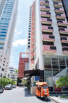 Bandara Silom Suites