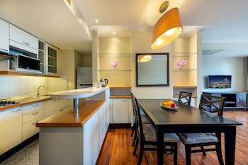 Bandara Silom Suites