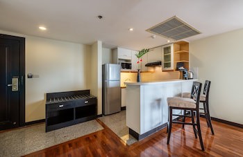 Bandara Silom Suites