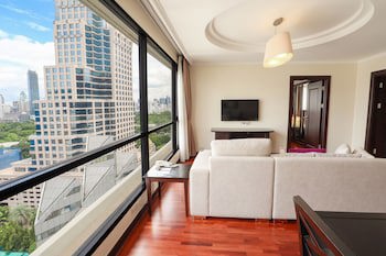 Bandara Silom Suites