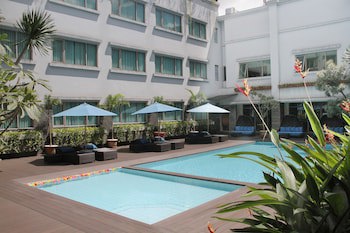 Aston Tropicana