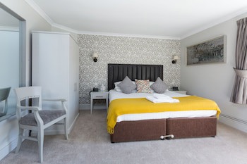 Dog & Bear Hotel