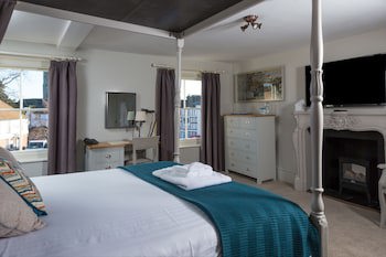 Dog & Bear Hotel