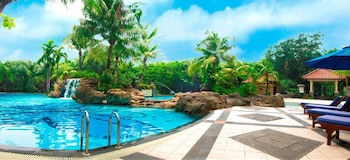 Grand Tropic Suites Hotel