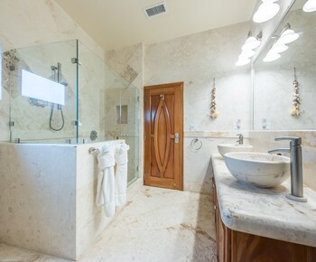 Belizean Cove Estates