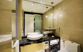 Nagaworld Hotel & Entertainment Complex