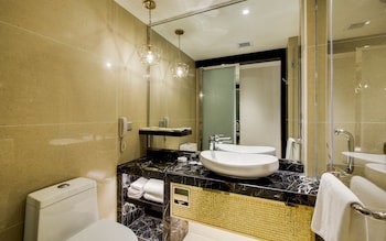 Nagaworld Hotel & Entertainment Complex