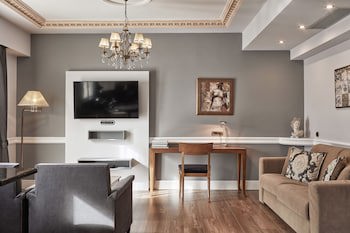 Ava Hotel & Suites