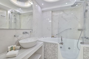 Ava Hotel & Suites