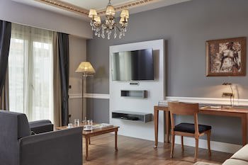 Ava Hotel & Suites