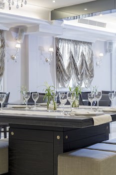 Ava Hotel & Suites