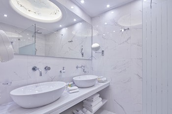 Ava Hotel & Suites