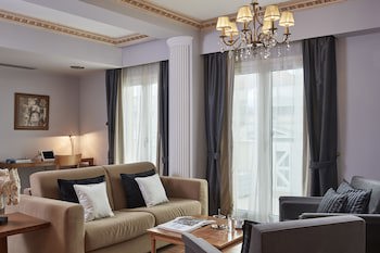 Ava Hotel & Suites