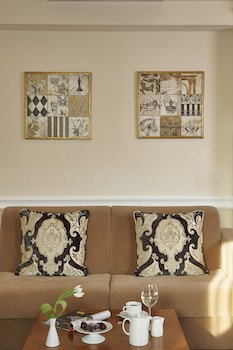 Ava Hotel & Suites
