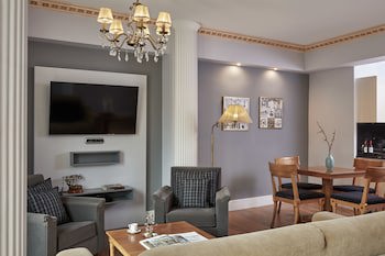 Ava Hotel & Suites