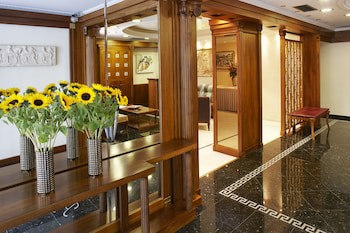 Ava Hotel & Suites